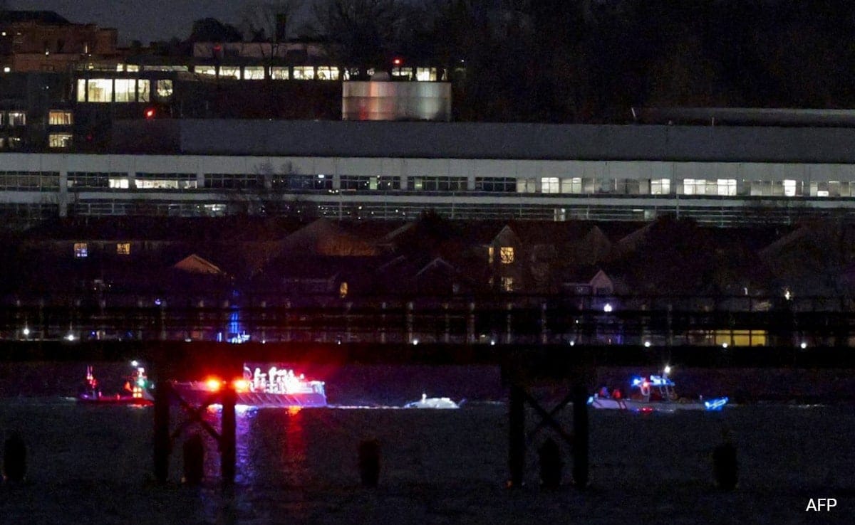 सेना के हेलीकॉप्टर से टकराया यात्री विमान, 18 लोगों की मौत की आशंका