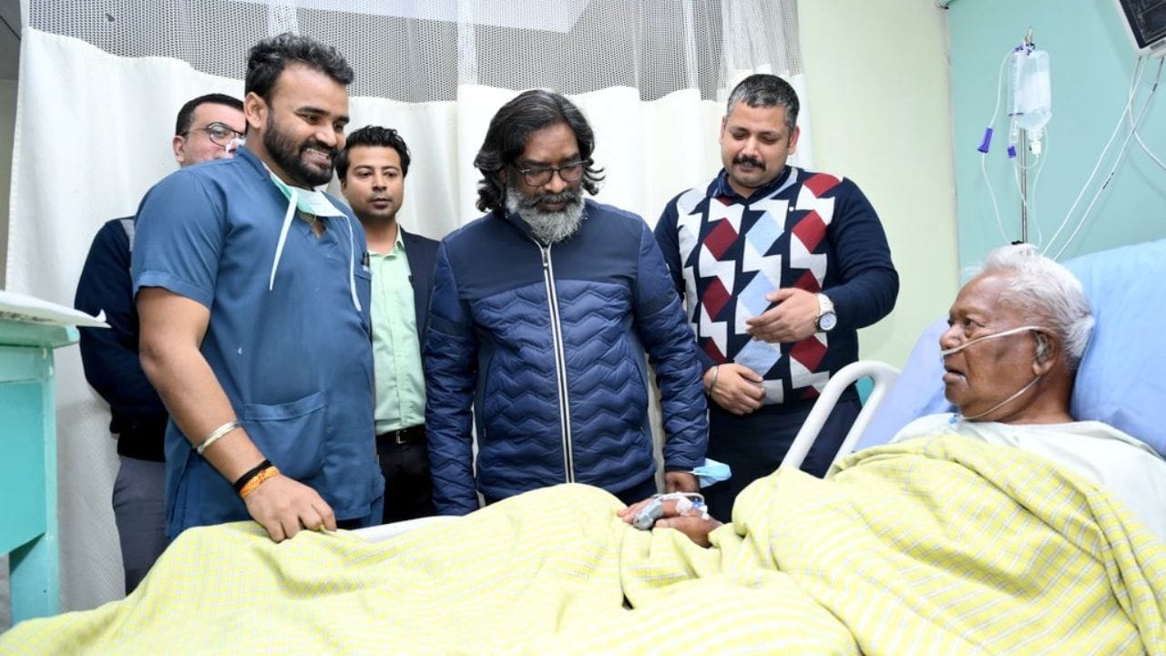 मुख्यमंत्री हेमन्त सोरेन बीजेपी के वरिष्‍ठ नेता कड़िया मुंडा से मिलने अस्‍पताल पहुंचे