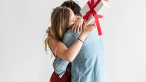 Valentines day gift ideas: गर्लफ्रेंड को गिफ्ट देने के लिए चुटकी में पाएं लाखों रुपये