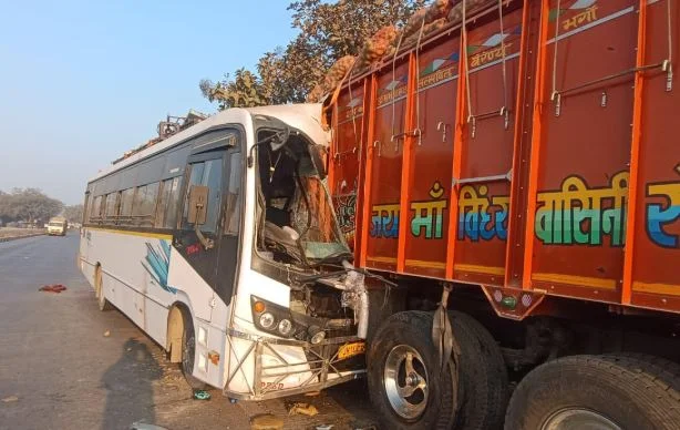 प्रयागराज से लौट रही बस हजारीबाग में दुर्घटनाग्रस्त
