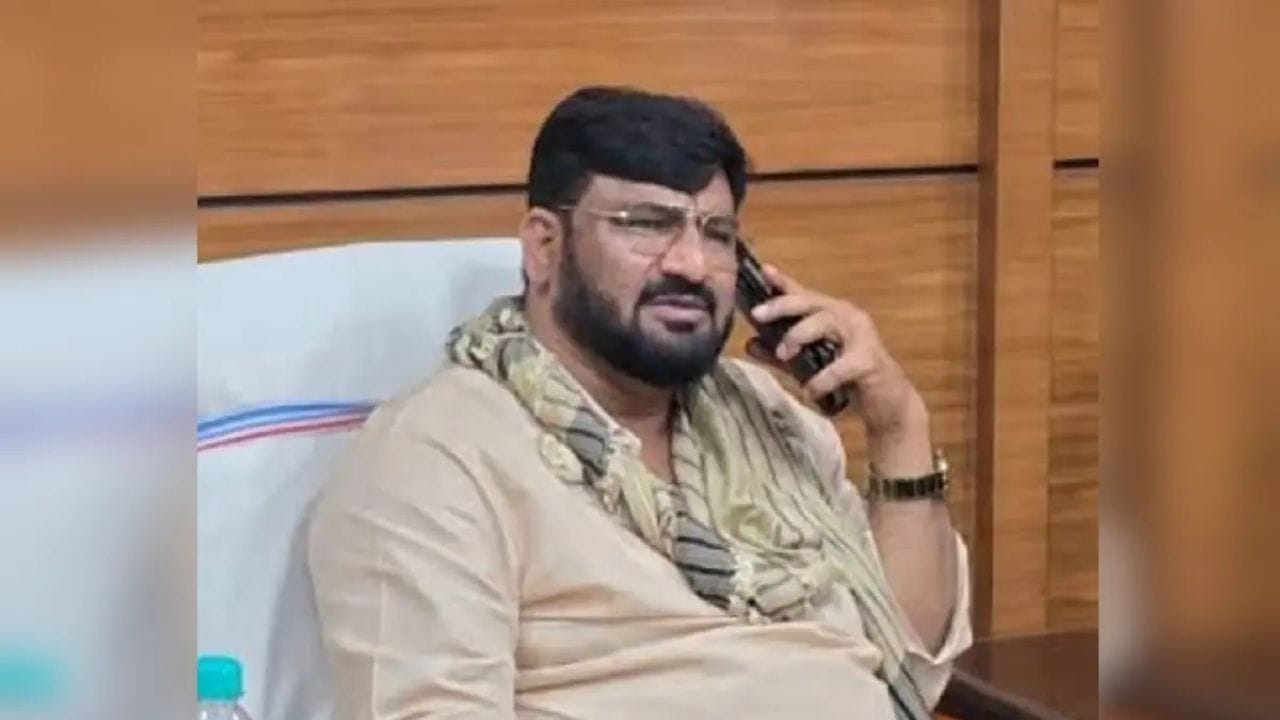 मंत्री हफ़ीज़ुल हसन का ‘शरीयत पहले’ बयान बना सियासी भूचाल