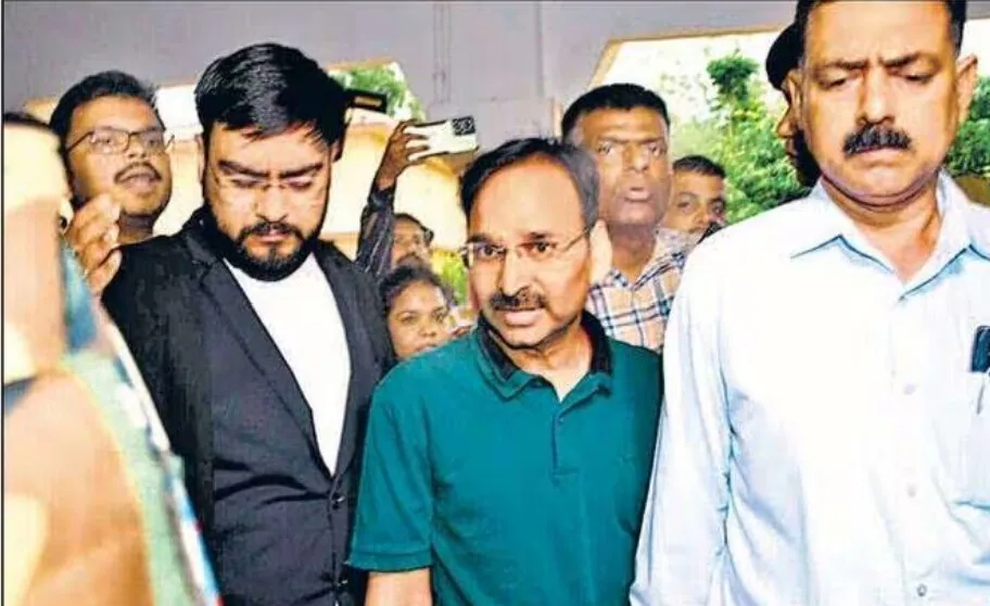 शराब घोटाले में फंसे आईएएस विनय चौबे की संपत्ति पर एसीबी की नजर