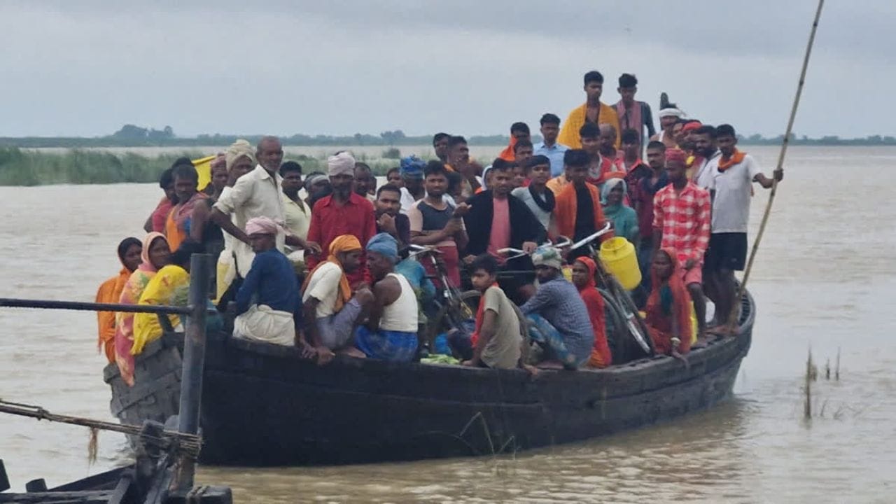 गंगा में मचा कोहराम: साहिबगंज में नाव पलटी, एक की मौत, तीन लापता