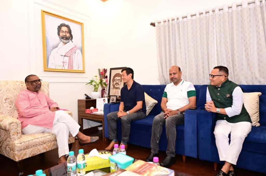 मुख्यमंत्री हेमन्त सोरेन से वाइचुंग भूटिया की मुलाकात, झारखंड में खेलों के विकास पर हुई अहम चर्चा 1 खिलाड़ियों के सपनों को पंख दे रही है झारखंड की खेल नीति