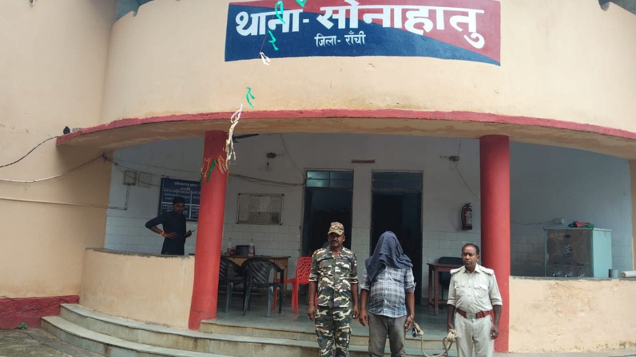 सोनाहातु में पुलिस की बड़ी कार्रवाई: 12 बैलों के साथ तस्कर गिरफ्तार