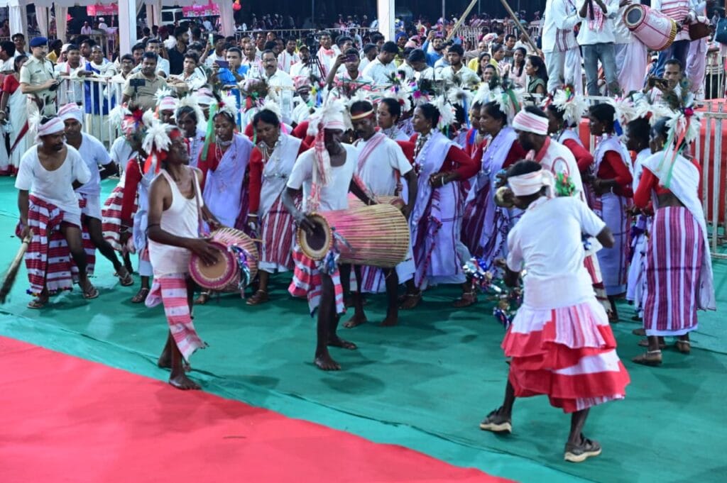 सांस्कृतिक रंग और करमा नाच