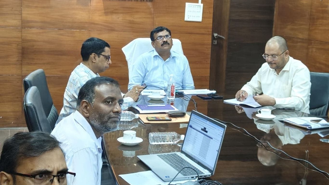 मतदाता सूची के गहन पुनरीक्षण को लेकर अधिकारियों के साथ समीक्षा बैठक, पैतृक मैपिंग पर दिया जोर
