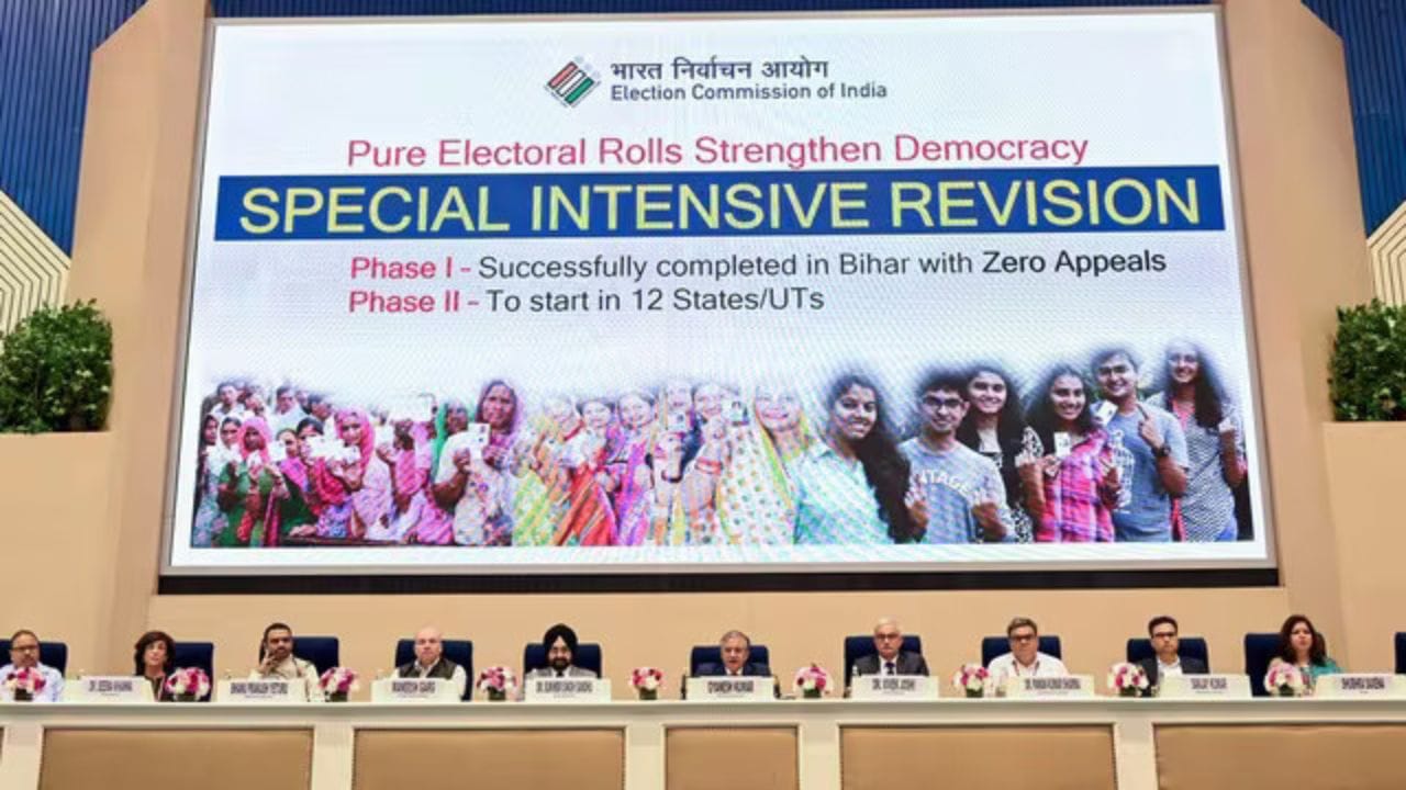 SIR के दूसरे चरण पर देशभर में सियासी संग्राम: भाजपा ने फैसले का किया स्वागत, विपक्ष ने साधा निशाना