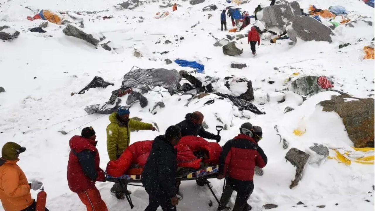 यालुंग री पर बर्फ का कहर: नेपाल में एवलॉन्च से 7 पर्वतारोहियों की मौत, 4 लापता