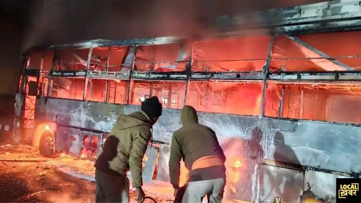 ओरमांझी में किशोरी को धक्का लगने से भड़का आक्रोश, ग्रामीणों ने यात्री बस में लगाई आग