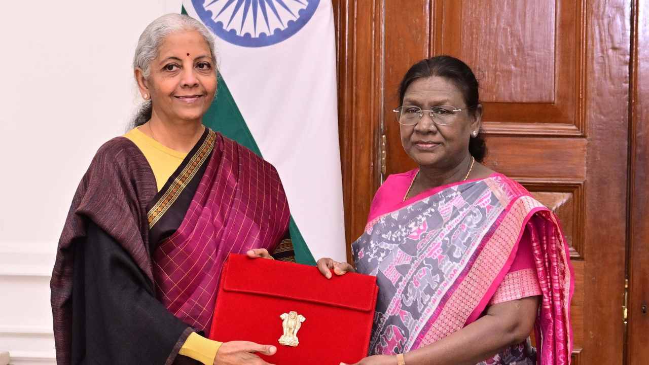 Budget 2026 Live Update: क्या आपकी जेब भरेगी या उम्मीदें टूटेंगी? निर्मला सीतारमण के 'रिफॉर्म एक्सप्रेस' से किसे मिला बूस्टर डोज और कौन रह गया खाली हाथ?