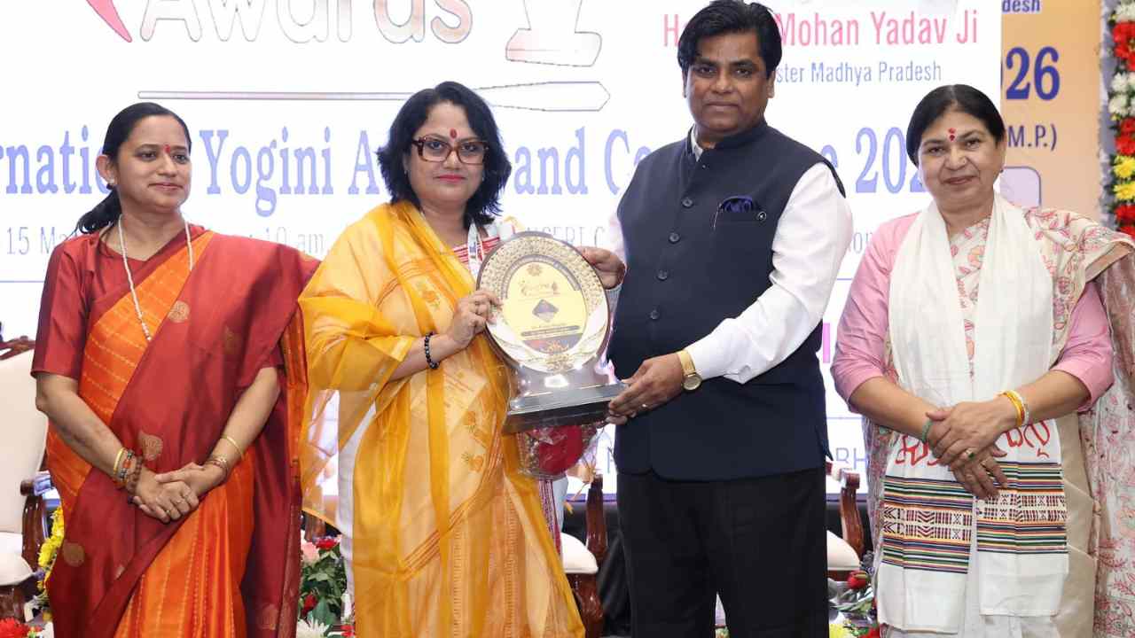 खूंटी की बेटी का भोपाल में डंका: प्रिया मुंडा को मिला 'राष्ट्रीय मैत्रेयी पुरस्कार', अंतरराष्ट्रीय मंच पर जनजातीय अधिकारों के लिए उठाई आवाज़