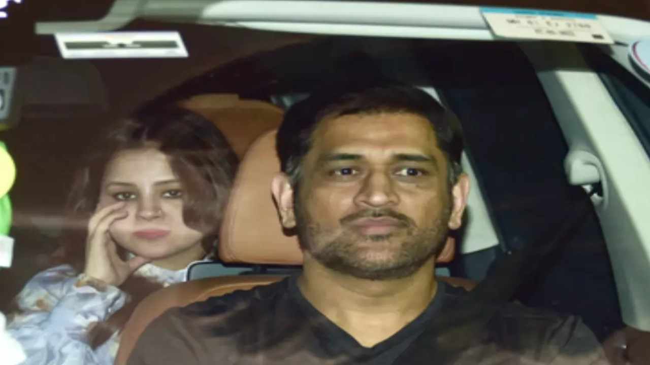 रांची की सड़कों पर 'कैप्टन कूल' की रफ्तार पड़ी भारी: धोनी की लग्जरी कार का कटा चालान, क्या नियम सबके लिए बराबर?