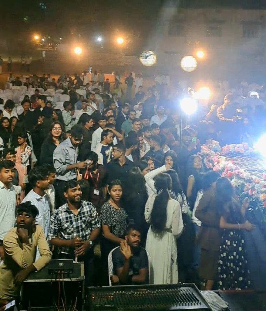 रैंप वॉक ने जीता दिल: ग्लैमर और आत्मविश्वास का संगम