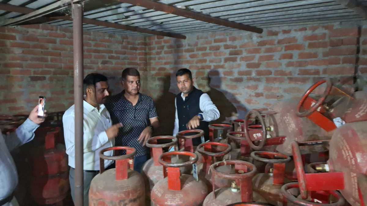 रांची न्यूज़: चुटिया में अवैध गैस रिफिलिंग का भंडाफोड़, 265 सिलेंडर जब्त