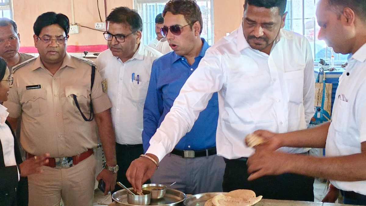 जेल की सलाखों के पीछे अचानक क्यों पहुंचे जज? खाना चखते ही डालसा सचिव ने जेल अधीक्षक को लगाई फटकार, जानें पूरा मामला