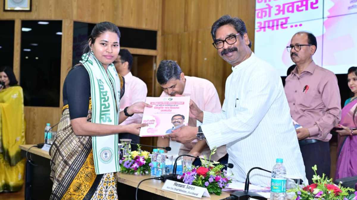 झारखंड की आधी आबादी के हाथ में बड़ी ताकत: CM हेमंत सोरेन ने बांटे 299 नियुक्ति पत्र, क्या अब जड़ से खत्म होगा कुपोषण का कलंक?