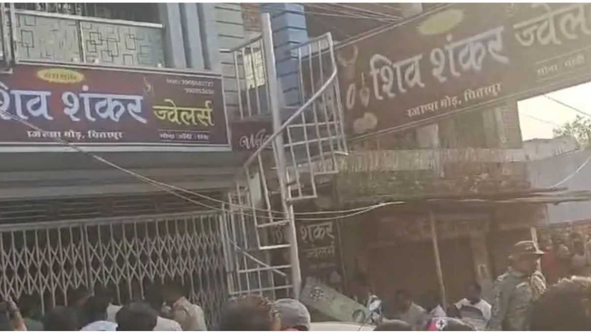 रामगढ़ में सरेआम गुंडागर्दी: क्या अब सुरक्षित नहीं झारखंड के सर्राफा बाजार? रजरप्पा में दिनदहाड़े 1 करोड़ की डकैती से मचा हड़कंप!