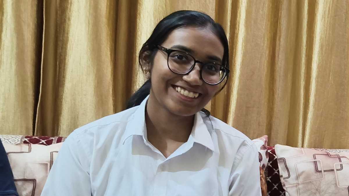 Exclusive: बिना ट्यूशन और सोशल मीडिया के साथ कैसे बनीं प्रण्या प्रिया झारखंड टॉपर? 99.6% वाली पूरी 'Success Script'