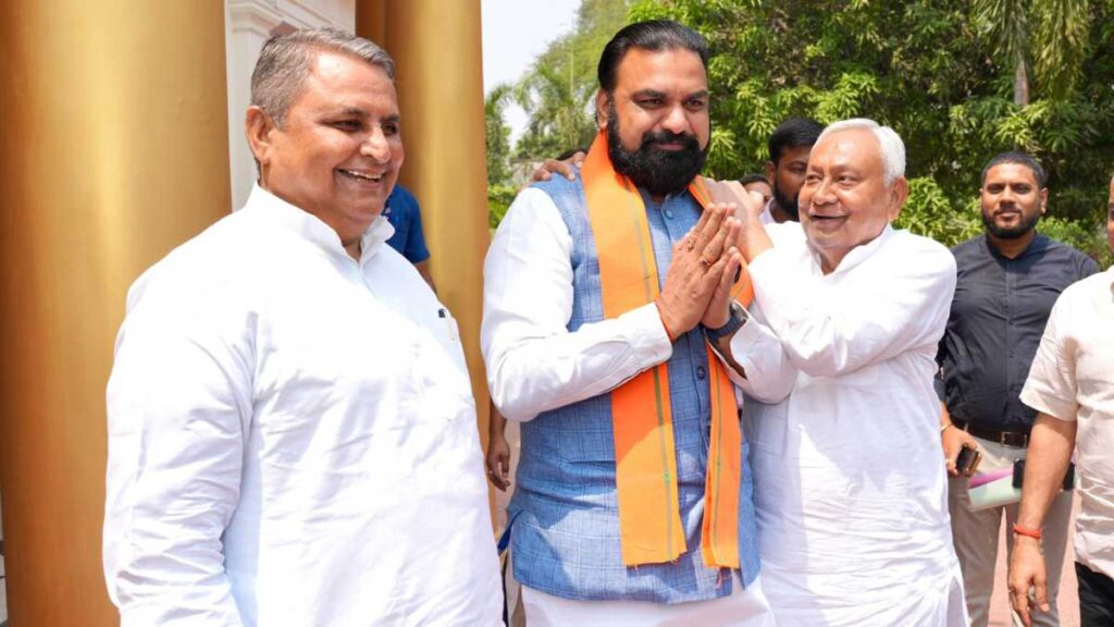 'बड़ों' का सम्मान और 'छोटों' का स्नेह: वह तस्वीर जो वायरल हो गई