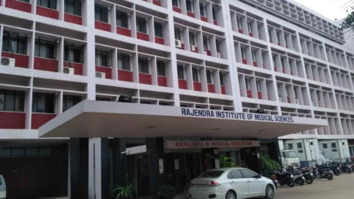 रिम्स में खौफनाक सुबह: चतरा के युवक ने अस्पताल में लगाई फांसी, सुरक्षा के दावों के बीच सिस्टम पर खड़े हुए 10 बड़े सवाल
