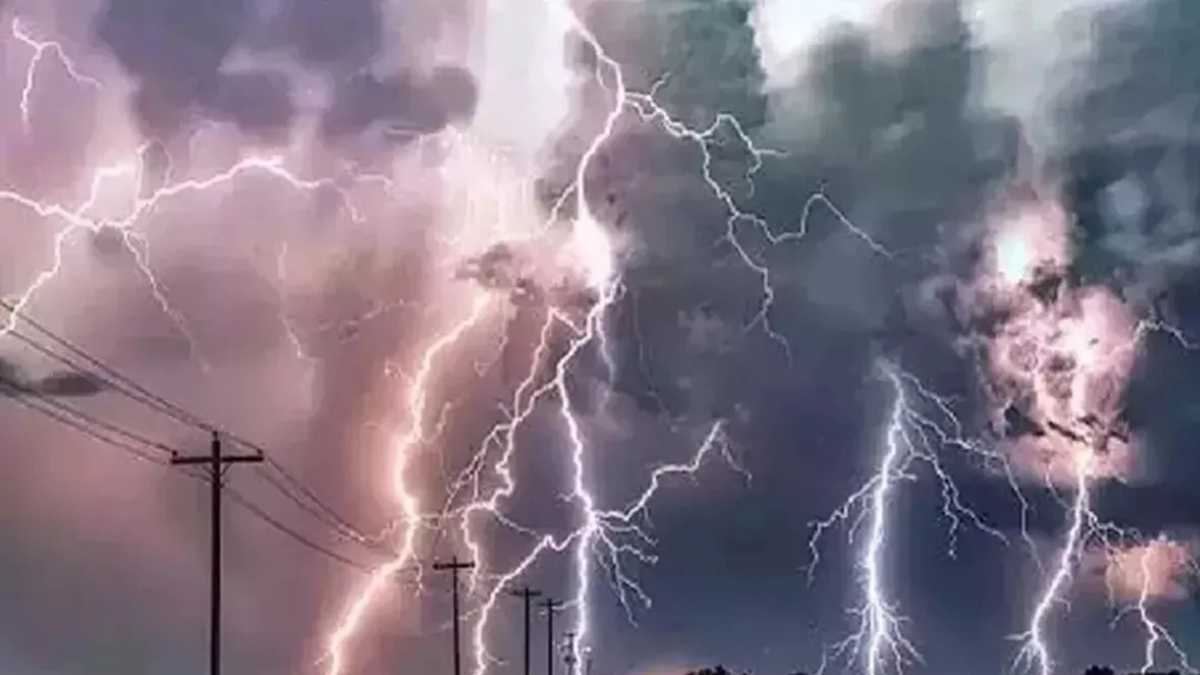झारखंड में कुदरत का कहर: अगले 3 घंटे भारी, 18 जिलों में वज्रपात के साथ तूफान का 'ऑरेंज अलर्ट' जारी