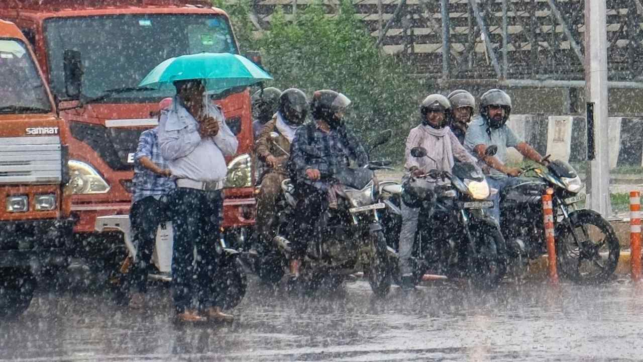 झारखंड में मौसम का महा-यू टर्न: कहीं 39 डिग्री की चुभती गर्मी तो कहीं भारी बारिश ने मचाई तबाही, जानें आपके शहर का हाल