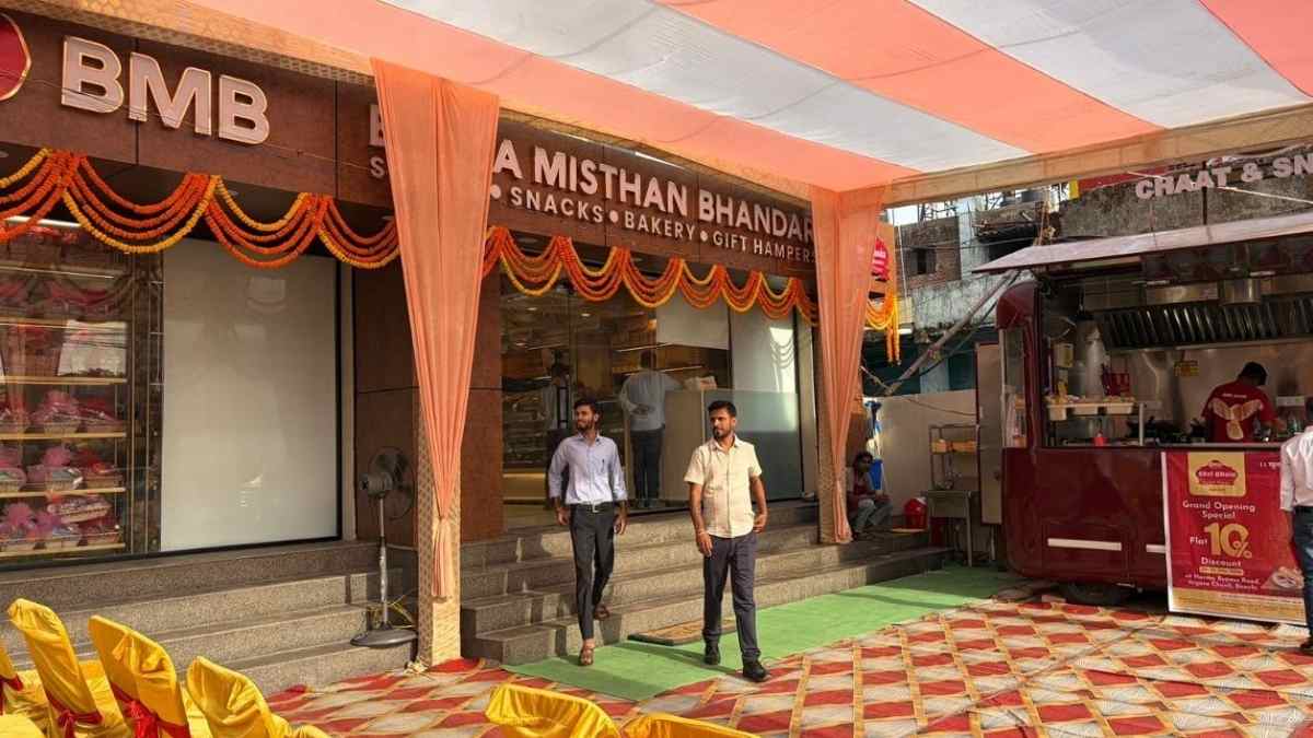 काजू कतली, रसगुल्ला और लाइव चाट काउंटर