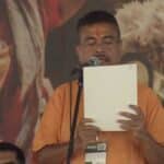 कोलकाता | 9 मई, 2026: पश्चिम बंगाल में आज एक नया इतिहास रच दिया गया है। कोलकाता के ऐतिहासिक ब्रिगेड परेड ग्राउंड में लाखों लोगों की गवाह और प्रधानमंत्री नरेंद्र मोदी की मौजूदगी में भाजपा नेता शुभेंदु अधिकारी ने पश्चिम बंगाल के मुख्यमंत्री के तौर पर शपथ ली। शपथ ग्रहण के मुख्य अंश: ऐतिहासिक शपथ: राज्यपाल आर. एन. रवि ने शुभेंदु अधिकारी को पद और गोपनीयता की शपथ दिलाई। शपथ लेते ही शुभेंदु अधिकारी आज़ादी के बाद पश्चिम बंगाल की कमान संभालने वाले पहले भाजपा मुख्यमंत्री बन गए हैं। मंच का नज़ारा: जैसे ही शुभेंदु अधिकारी ने अपना नाम लिया, पूरा ब्रिगेड परेड ग्राउंड 'जय श्री राम' और 'वंदे मातरम' के उद्घोष से गूंज उठा। प्रधानमंत्री मोदी ने उन्हें गले लगाकर बधाई दी। मजबूत नेतृत्व: नंदीग्राम से ममता बनर्जी को हराने वाले शुभेंदु अधिकारी अब 15 साल के टीएमसी शासन के बाद बंगाल के विकास की कमान संभालेंगे।