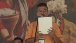 कोलकाता | 9 मई, 2026: पश्चिम बंगाल में आज एक नया इतिहास रच दिया गया है। कोलकाता के ऐतिहासिक ब्रिगेड परेड ग्राउंड में लाखों लोगों की गवाह और प्रधानमंत्री नरेंद्र मोदी की मौजूदगी में भाजपा नेता शुभेंदु अधिकारी ने पश्चिम बंगाल के मुख्यमंत्री के तौर पर शपथ ली। शपथ ग्रहण के मुख्य अंश: ऐतिहासिक शपथ: राज्यपाल आर. एन. रवि ने शुभेंदु अधिकारी को पद और गोपनीयता की शपथ दिलाई। शपथ लेते ही शुभेंदु अधिकारी आज़ादी के बाद पश्चिम बंगाल की कमान संभालने वाले पहले भाजपा मुख्यमंत्री बन गए हैं। मंच का नज़ारा: जैसे ही शुभेंदु अधिकारी ने अपना नाम लिया, पूरा ब्रिगेड परेड ग्राउंड 'जय श्री राम' और 'वंदे मातरम' के उद्घोष से गूंज उठा। प्रधानमंत्री मोदी ने उन्हें गले लगाकर बधाई दी। मजबूत नेतृत्व: नंदीग्राम से ममता बनर्जी को हराने वाले शुभेंदु अधिकारी अब 15 साल के टीएमसी शासन के बाद बंगाल के विकास की कमान संभालेंगे।