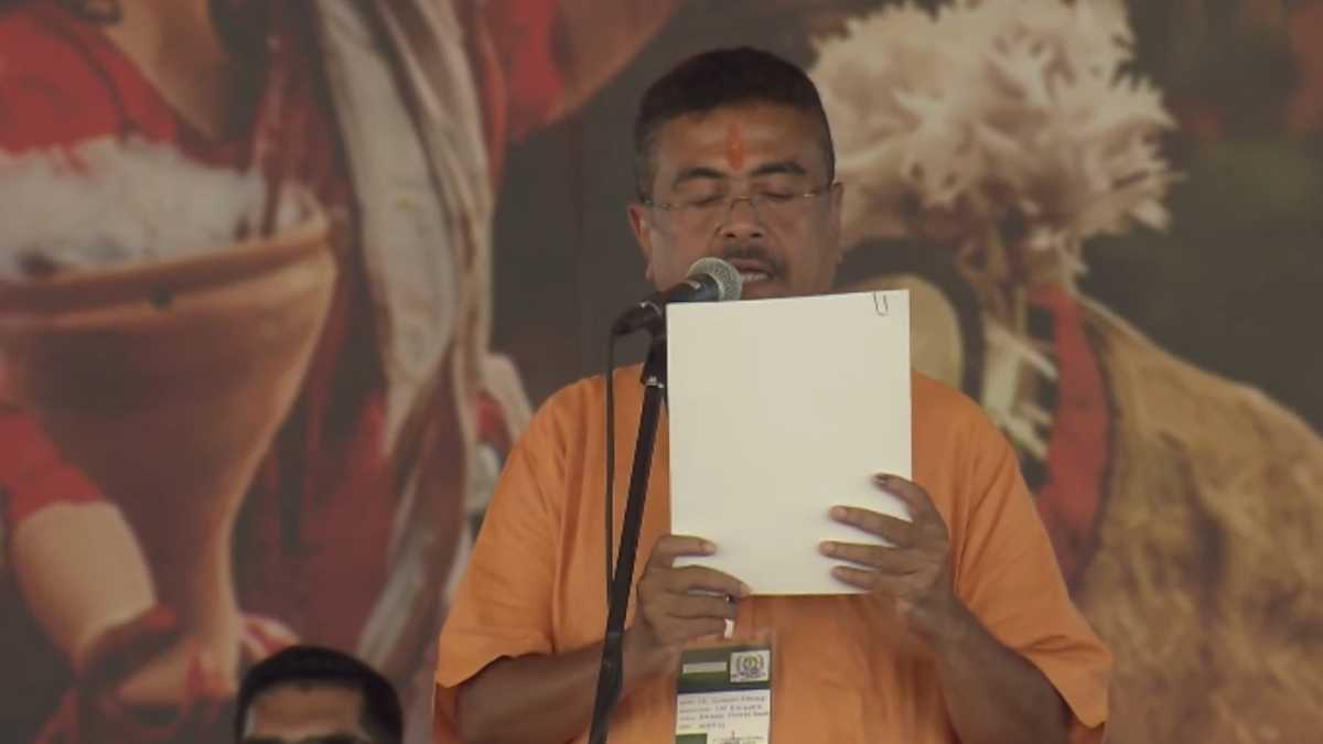कोलकाता | 9 मई, 2026: पश्चिम बंगाल में आज एक नया इतिहास रच दिया गया है। कोलकाता के ऐतिहासिक ब्रिगेड परेड ग्राउंड में लाखों लोगों की गवाह और प्रधानमंत्री नरेंद्र मोदी की मौजूदगी में भाजपा नेता शुभेंदु अधिकारी ने पश्चिम बंगाल के मुख्यमंत्री के तौर पर शपथ ली। शपथ ग्रहण के मुख्य अंश: ऐतिहासिक शपथ: राज्यपाल आर. एन. रवि ने शुभेंदु अधिकारी को पद और गोपनीयता की शपथ दिलाई। शपथ लेते ही शुभेंदु अधिकारी आज़ादी के बाद पश्चिम बंगाल की कमान संभालने वाले पहले भाजपा मुख्यमंत्री बन गए हैं। मंच का नज़ारा: जैसे ही शुभेंदु अधिकारी ने अपना नाम लिया, पूरा ब्रिगेड परेड ग्राउंड 'जय श्री राम' और 'वंदे मातरम' के उद्घोष से गूंज उठा। प्रधानमंत्री मोदी ने उन्हें गले लगाकर बधाई दी। मजबूत नेतृत्व: नंदीग्राम से ममता बनर्जी को हराने वाले शुभेंदु अधिकारी अब 15 साल के टीएमसी शासन के बाद बंगाल के विकास की कमान संभालेंगे।