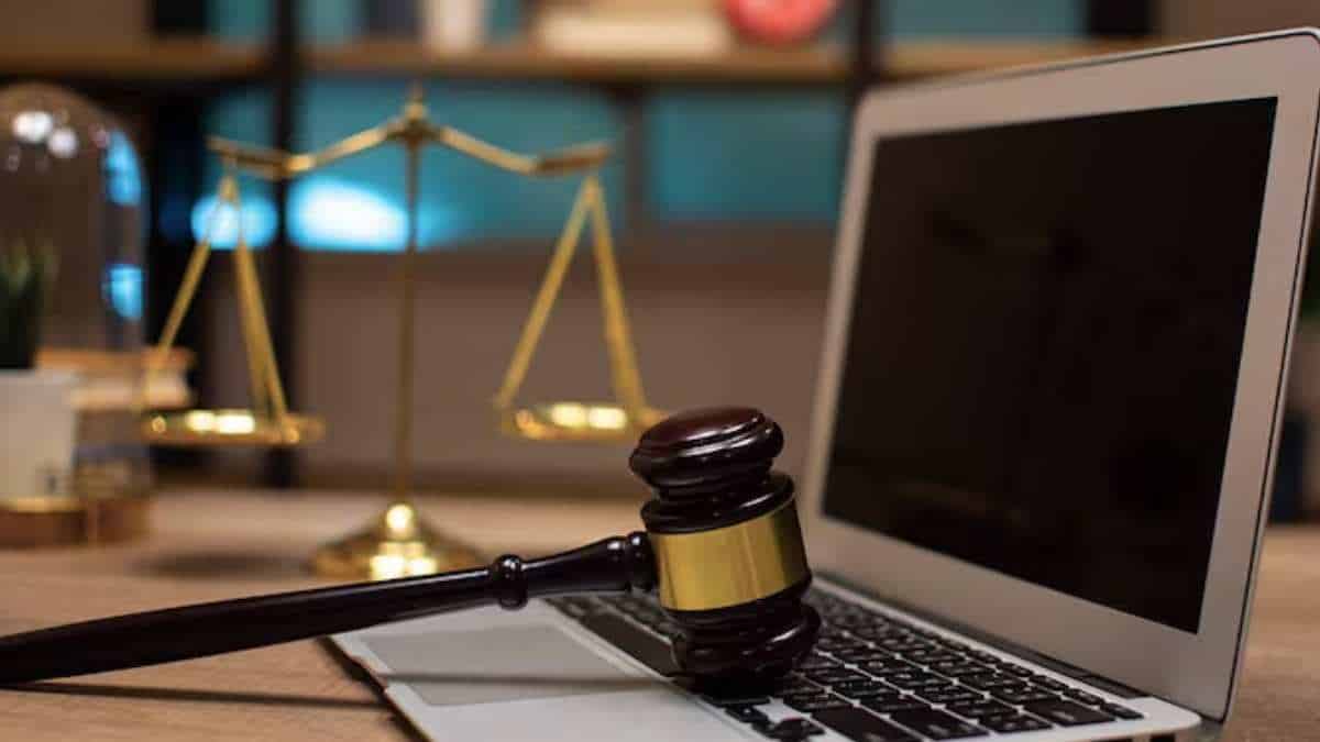 झारखंड कोर्ट हाइब्रिड मोड के तहत रांची सिविल कोर्ट में वीडियो कॉन्फ्रेंसिंग से सुनवाई करते जज और उपस्थित वकील