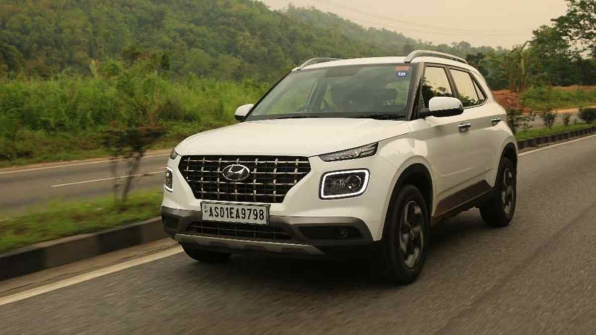 सड़क पर दौड़ती हुंडई क्रेटा और वेन्यू कार (2) सड़क पर दौड़ती हुंडई क्रेटा और वेन्यू कार