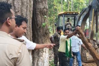 Ranchi: bit mesra के पास ग्राम सभा विवाद पर भारी बवाल, काम रुका
