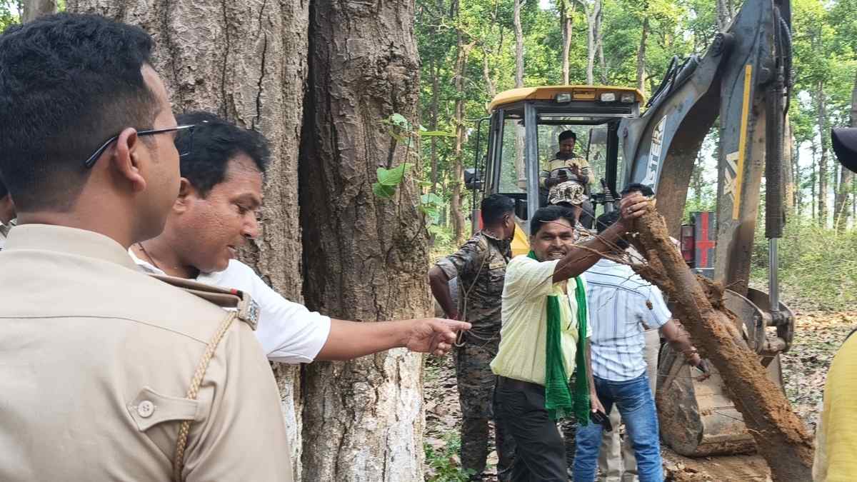 Ranchi: BIT Mesra के पास ग्राम सभा विवाद पर भारी बवाल, काम रुका