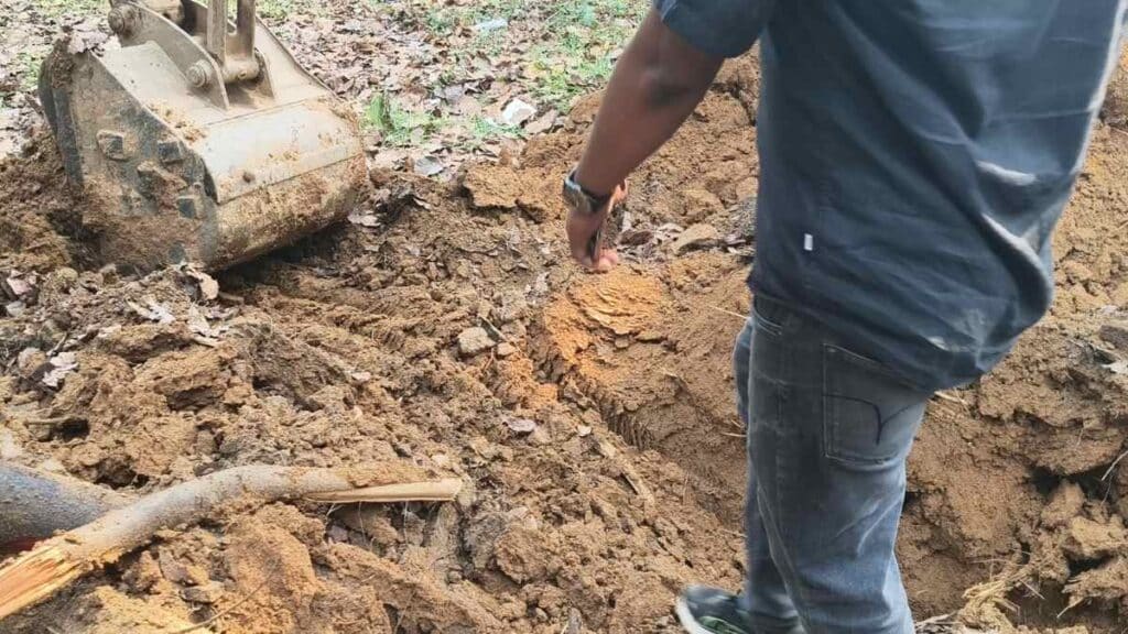 मौके पर जुटे ग्रामीणों और खोदे गए गड्ढों की तस्वीर