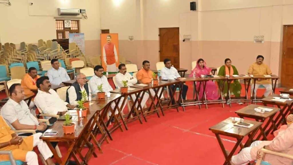 भाजपा विधायक दल की बैठक और नेताओं की बातचीत