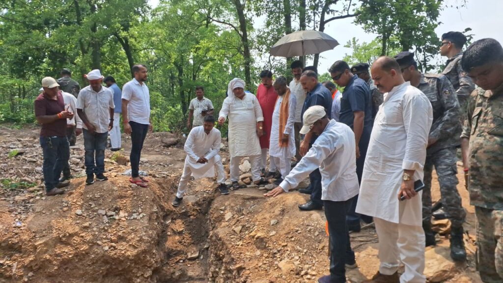 रामगढ़ खदान हादसा: 'यह मौत नहीं, सामूहिक हत्या है', बाबूलाल मरांडी ने सीएम हाउस को घेरा 1 'यह हादसा नहीं, भ्रष्ट तंत्र द्वारा की गई सामूहिक हत्या है'