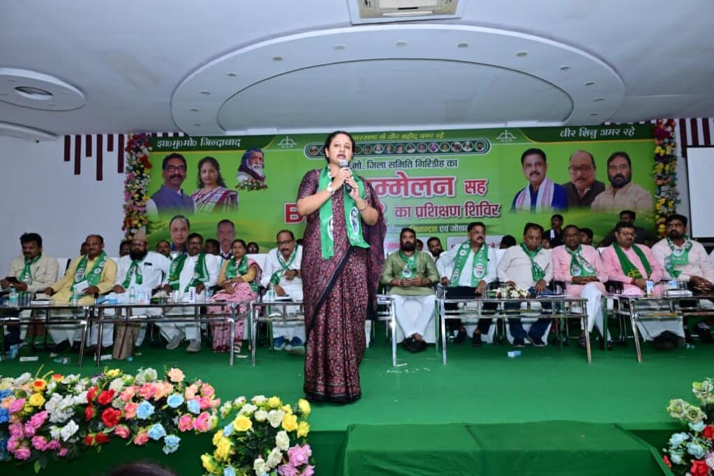 Jmm 'mission sir': 'एक भी वोट कटना नहीं चाहिए', sir को लेकर कल्पना सोरेन का हुंकार 1 गिरिडीह बूथ सम्मेलन में कल्पना सोरेन