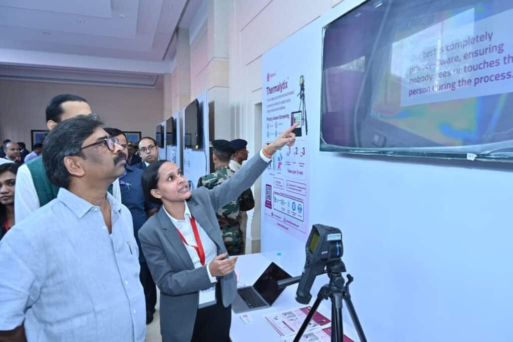 झारखंड में अबुआ मेडिकल स्टोर और सैंडबॉक्स से बदलेगी सेहत, सोरेन का बड़ा दांव 1 हेमंत सोरेन द्वारा रांची में 'डिस्ट्रिक्ट सैंडबॉक्स' पहल का उद्घाटन