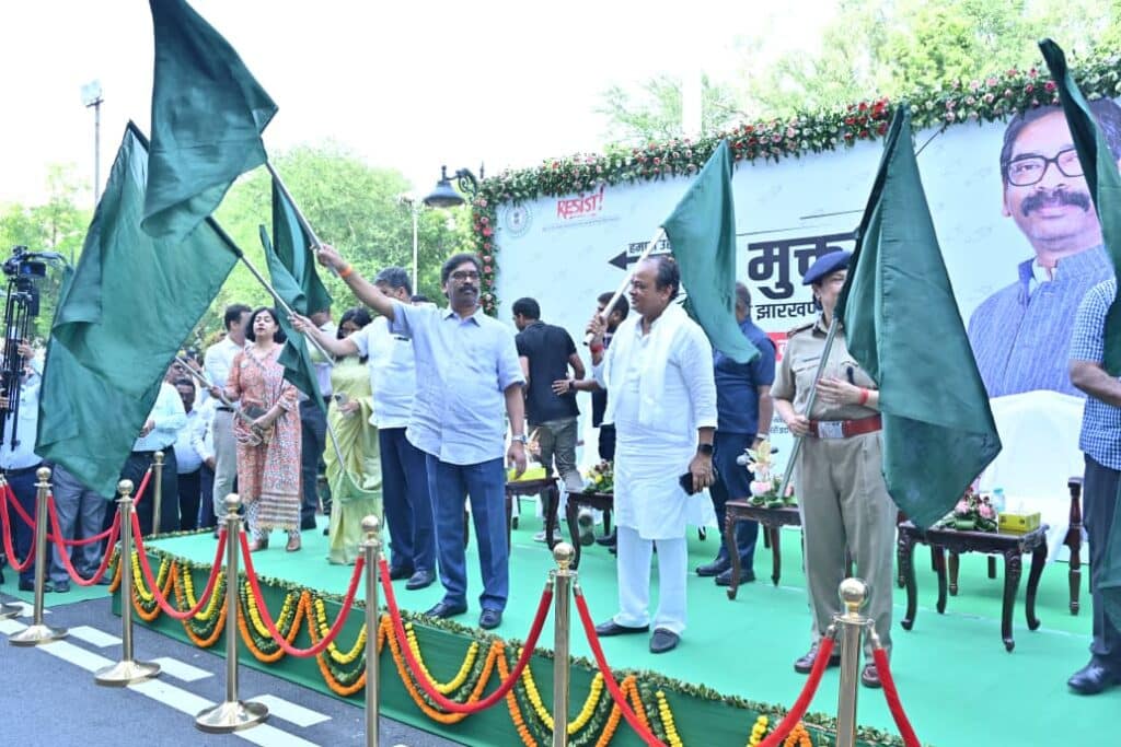 अभियान की शुरुआत और हरी झंडी दिखाते cm हेमंत सोरेन
