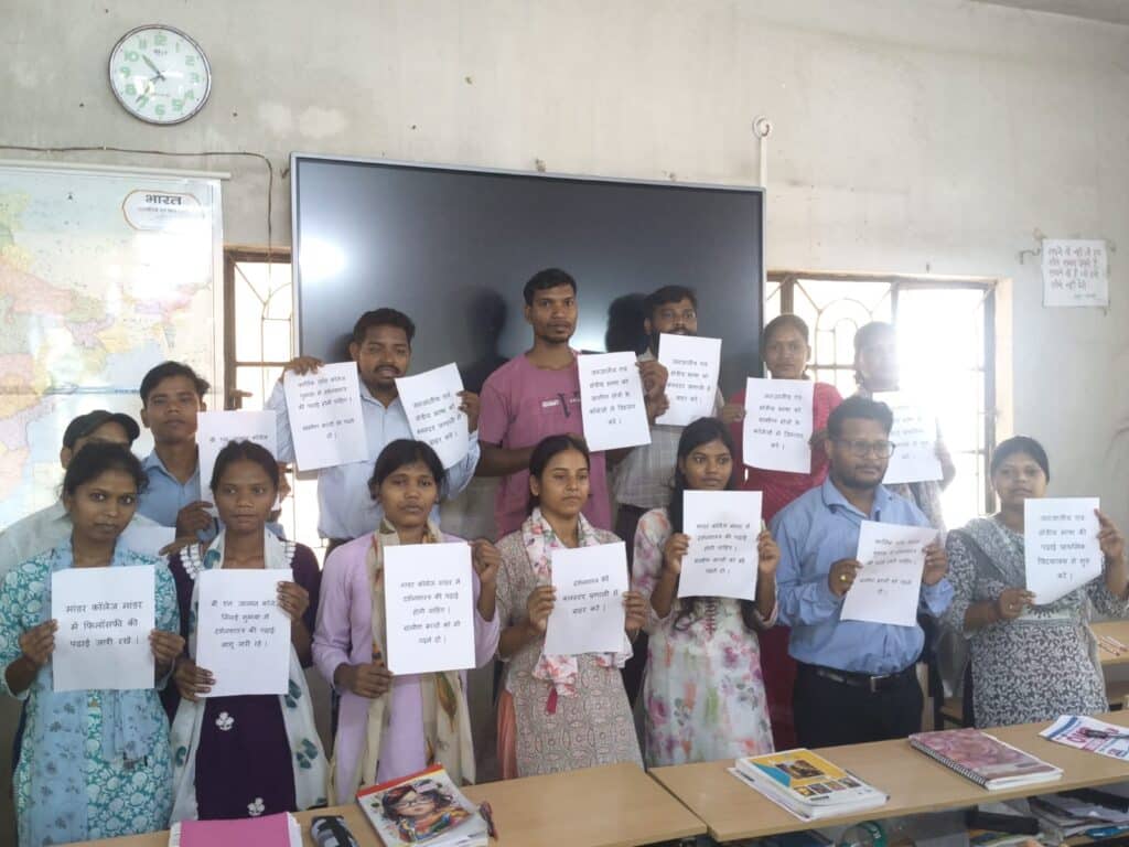 बैठक में चिंतित बैठे आदिवासी छात्रों और प्रतिनिधियों की तस्वीर