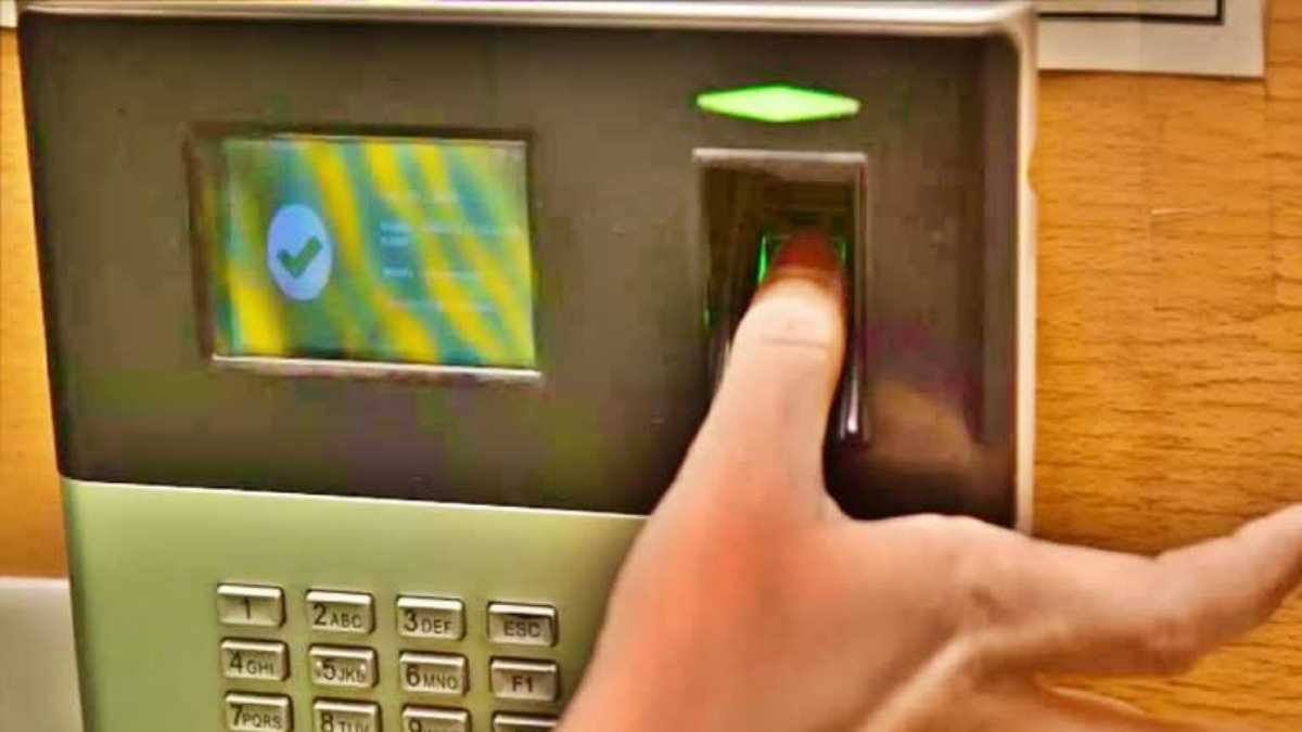 बायोमैट्रिक हाजिरी न बनाने वाले 310 शिक्षकों को नोटिस, कटेगा वेतन?