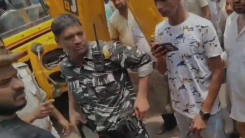 देवघर में अतिक्रमण हटाने के दौरान ट्रैफिक जवान ने लहराई पिस्टल, वीडियो वायरल 7 देवघर में अतिक्रमण हटाने के दौरान ट्रैफिक जवान ने लहराई पिस्टल, वीडियो वायरल