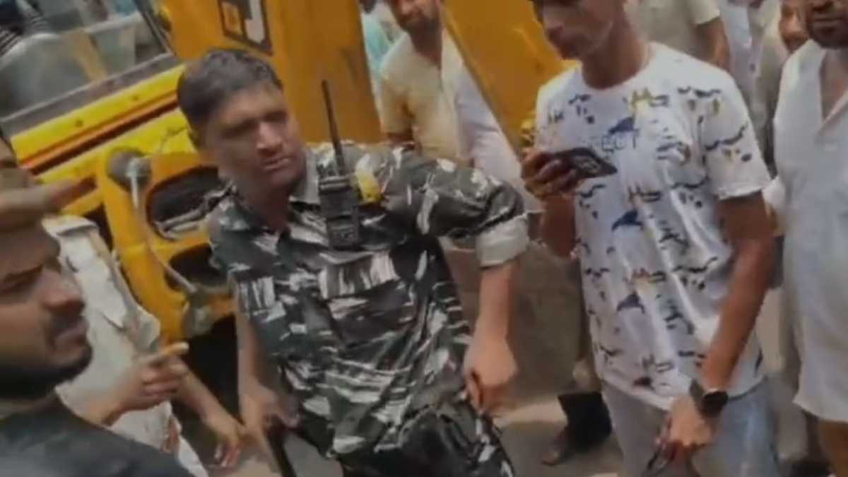 देवघर में अतिक्रमण हटाने के दौरान ट्रैफिक जवान ने लहराई पिस्टल, वीडियो वायरल