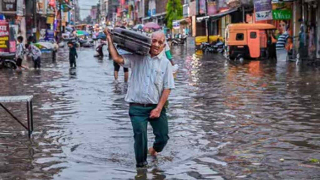 बिहार में मानसून की एंट्री: 19 जिलों में भारी तबाही का अलर्ट, अब क्या होगा? 1 गया में हो रही बारिश