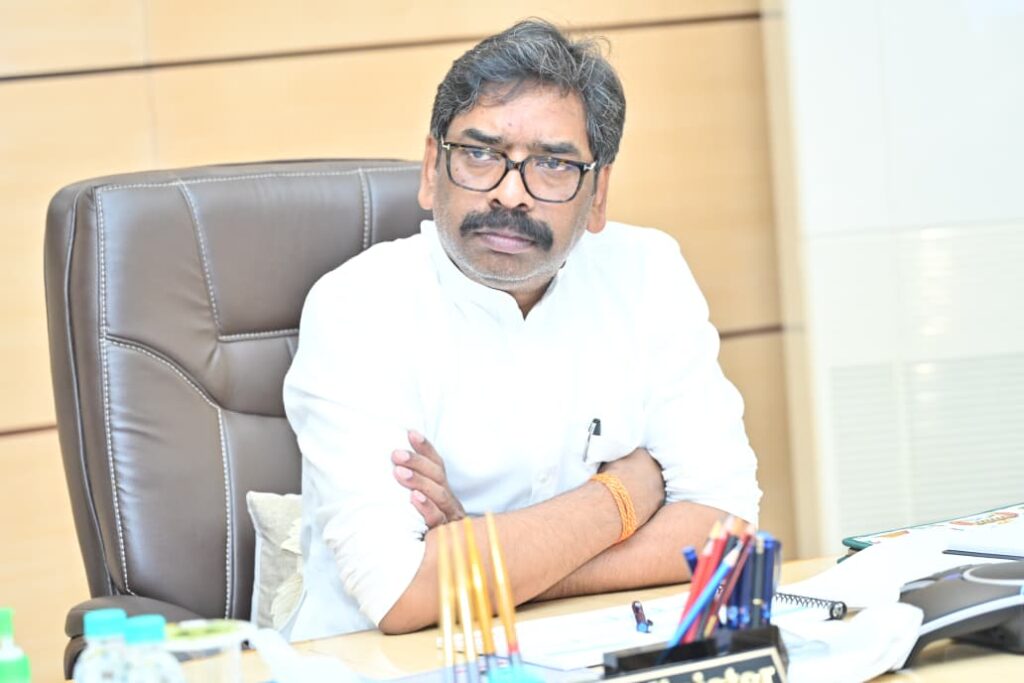 झारखंड में जल सहियाओं को मिलेगी प्लंबर ट्रेनिंग 8 समीक्षा बैठक के दौरान अधिकारियों को निर्देश देते मुख्यमंत्री हेमंत सोरेन