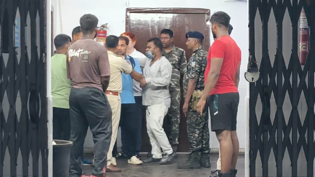 अस्पताल के बाहर रोते-बिलखते परिजनों और पुलिस प्रशासन