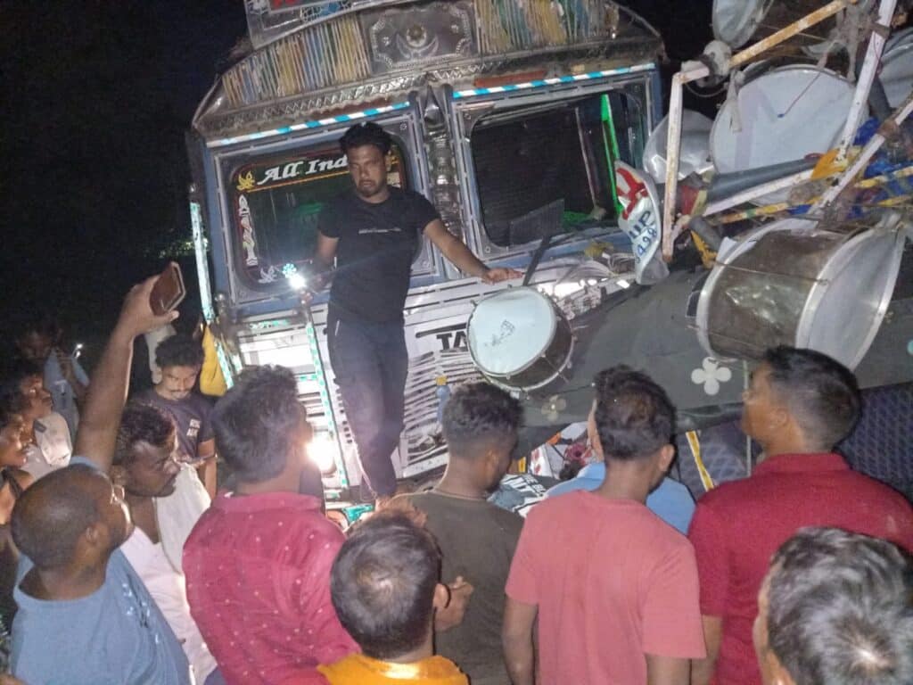 [हादसे के बाद क्षतिग्रस्त सवारी वाहन और मौके पर जुटी भीड़