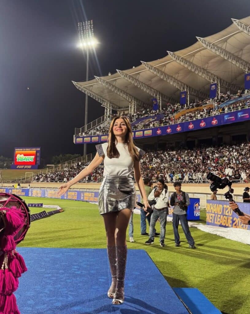 झारखंड t20 क्रिकेट लीग 2026: रांची में धोनी ने किया उद्घाटन 8 कणिका कपूर के सुर और छऊ नृत्य का फ्यूजन
